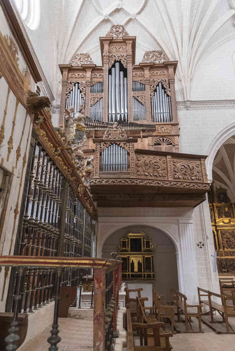 Huesca - Alquézar 24 - castillo y colegiata de Santa María la Mayor de Alquézar - iglesia.jpg